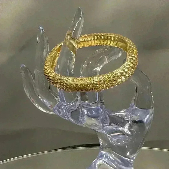 ✅Women’s Gold tone metal hinged bangle bracelet - Picture 2 of 11